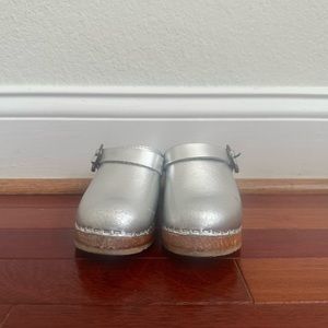 Hanna Andersson Girls Silver Clog, EU size 28, size 11 toddler